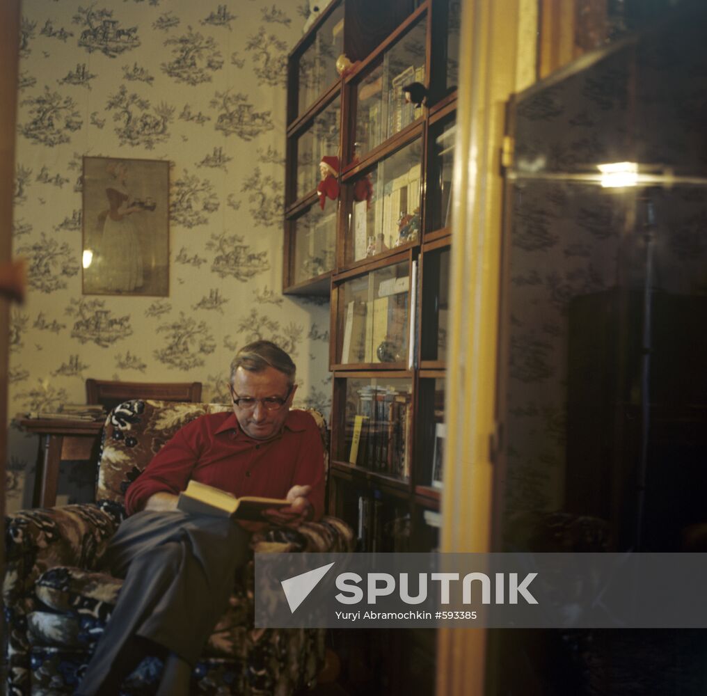 Fitter Valentin Pavlovsky reads at home