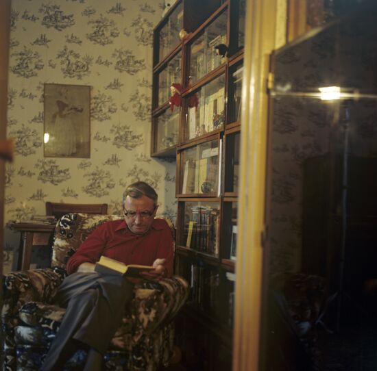 Fitter Valentin Pavlovsky reads at home