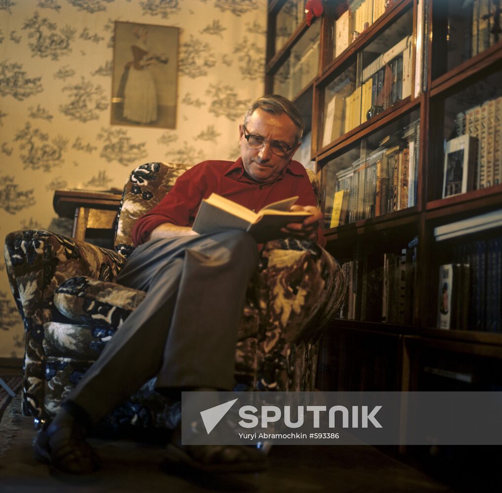 Fitter Valentin Pavlovsky reads at home