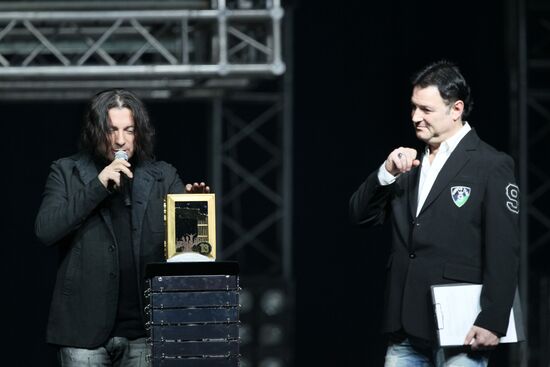 "Chart Dozen" rock-n-roll awards ceremony