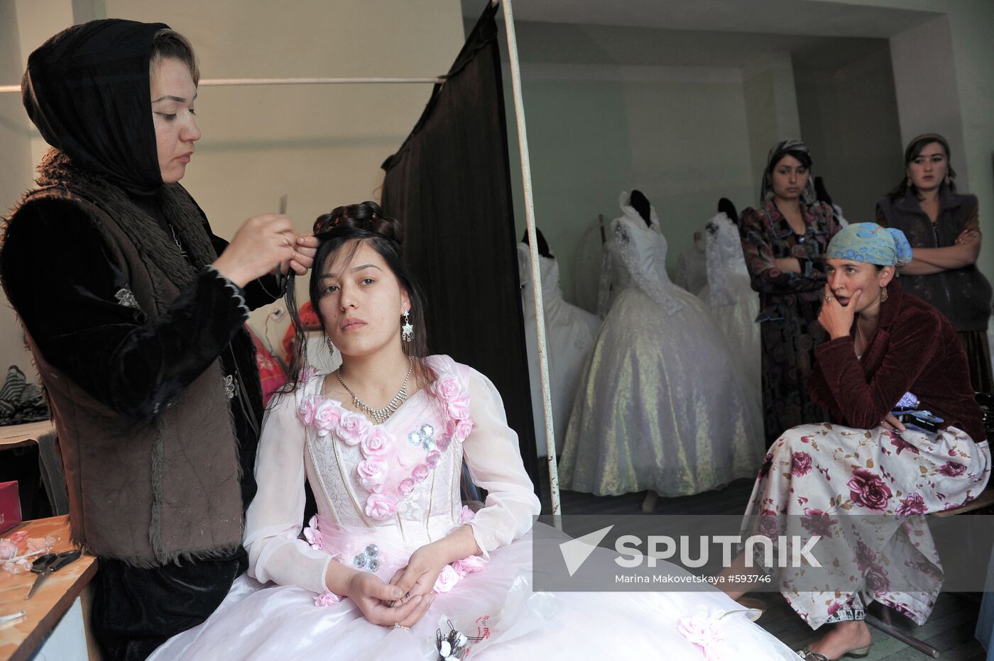 Hairdresser does bride's hair