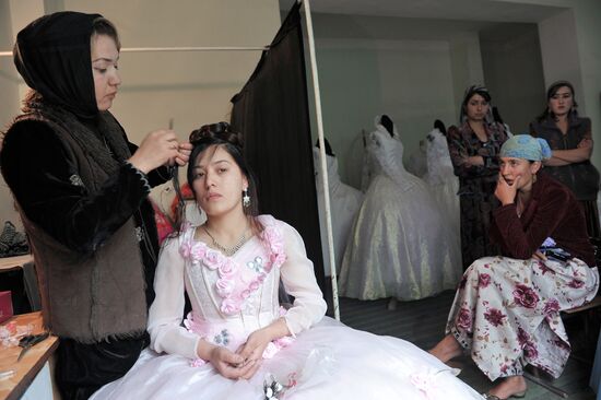 Hairdresser does bride's hair