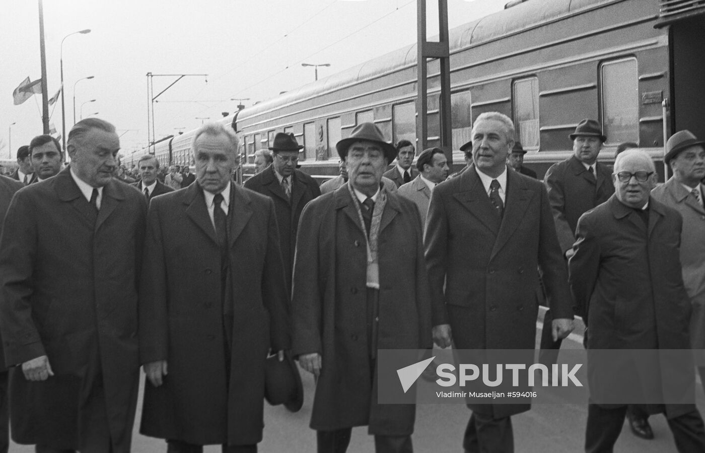 Leonid Brezhnev, Alexei Kosygin at train station