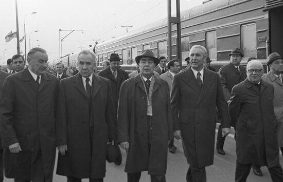 Leonid Brezhnev, Alexei Kosygin at train station