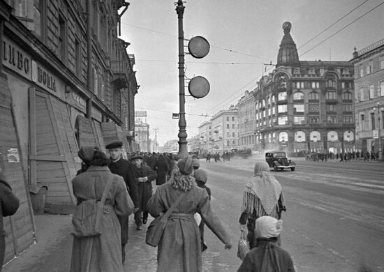On Leningrad's Nevsky Avenue during blockade