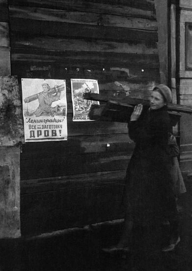Collecting wood in Leningrad during blockade