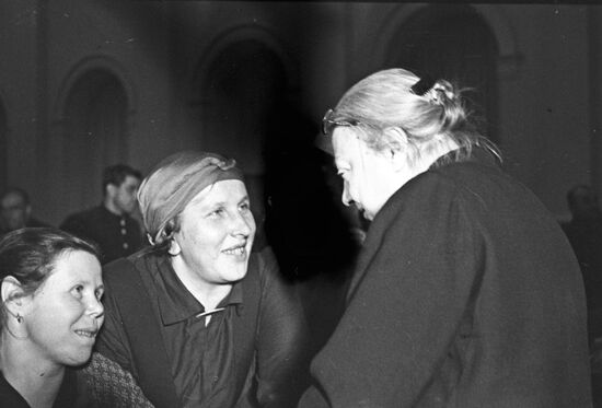 Nadezhda Krupskaya talking with delegates of 2nd congress
