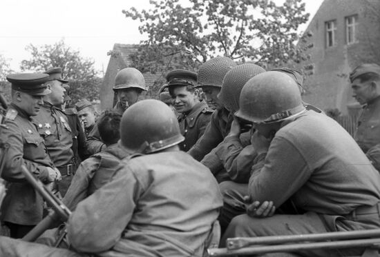 Soviet and US forces link up on the Elbe River