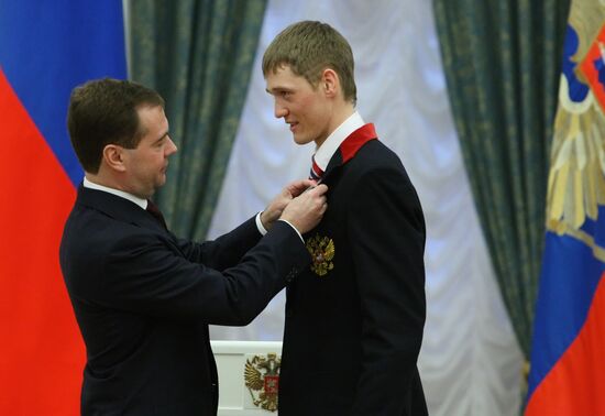 Dmitry Medvedev presents awards to Russian Olympic team