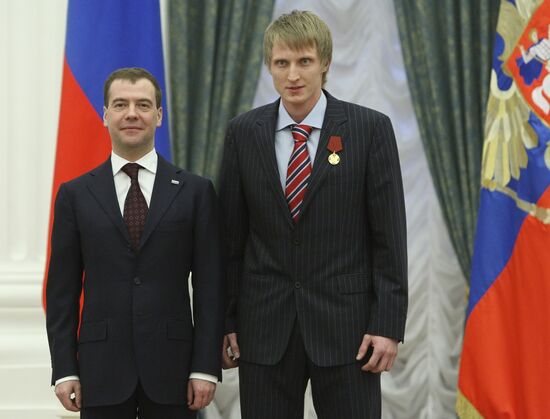 Dmitry Medvedev presents awards to Russian Olympic team