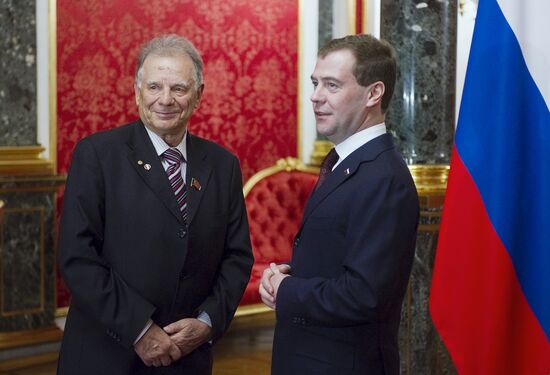 Dmitry Medvedev presents award to Zhores Alferov