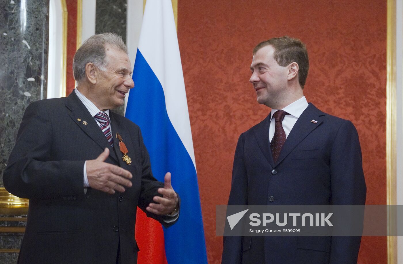 Dmitry Medvedev presents award to Zhores Alferov