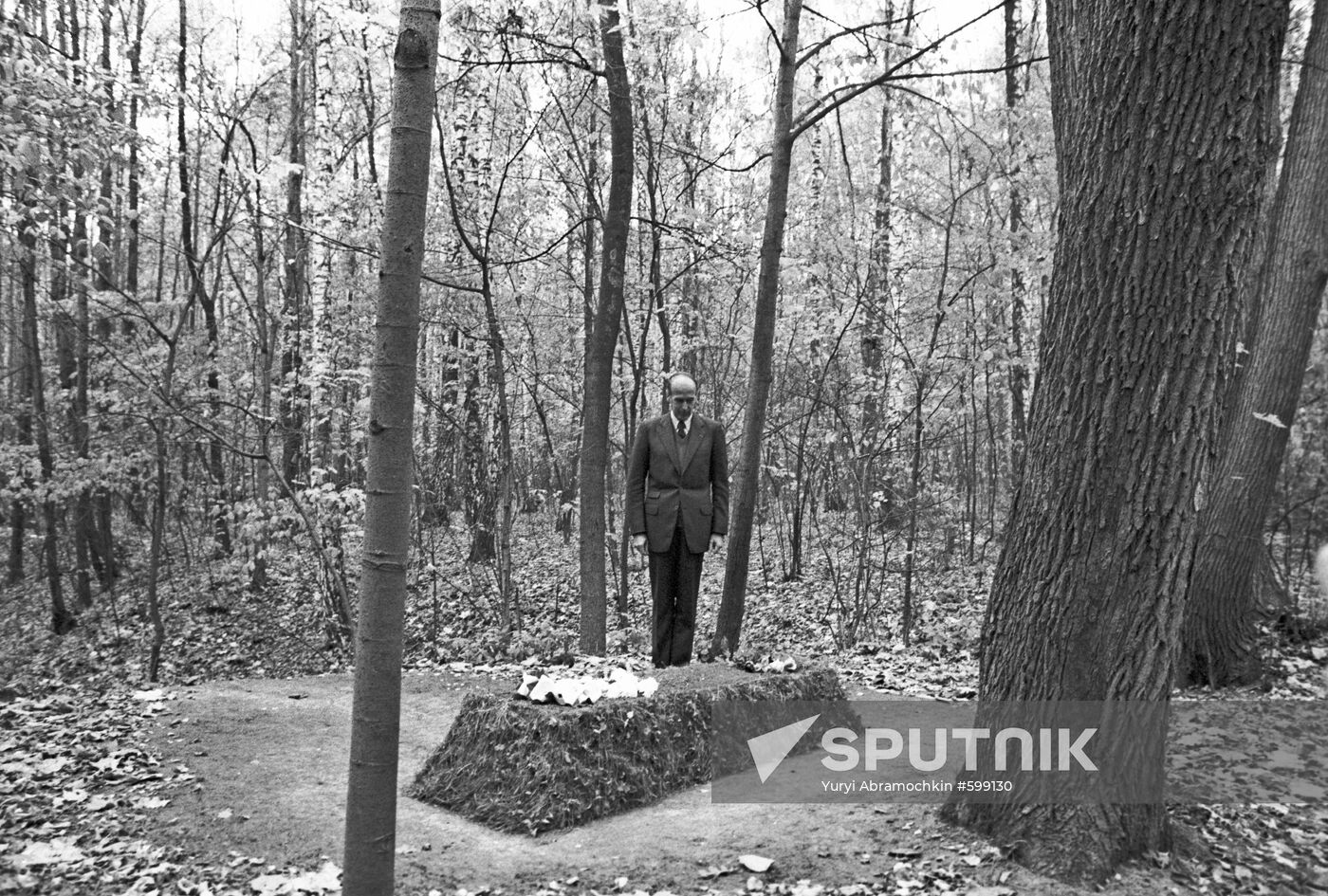 Valéry Giscard d'Estaing visiting Leo Tolstoy's grave site