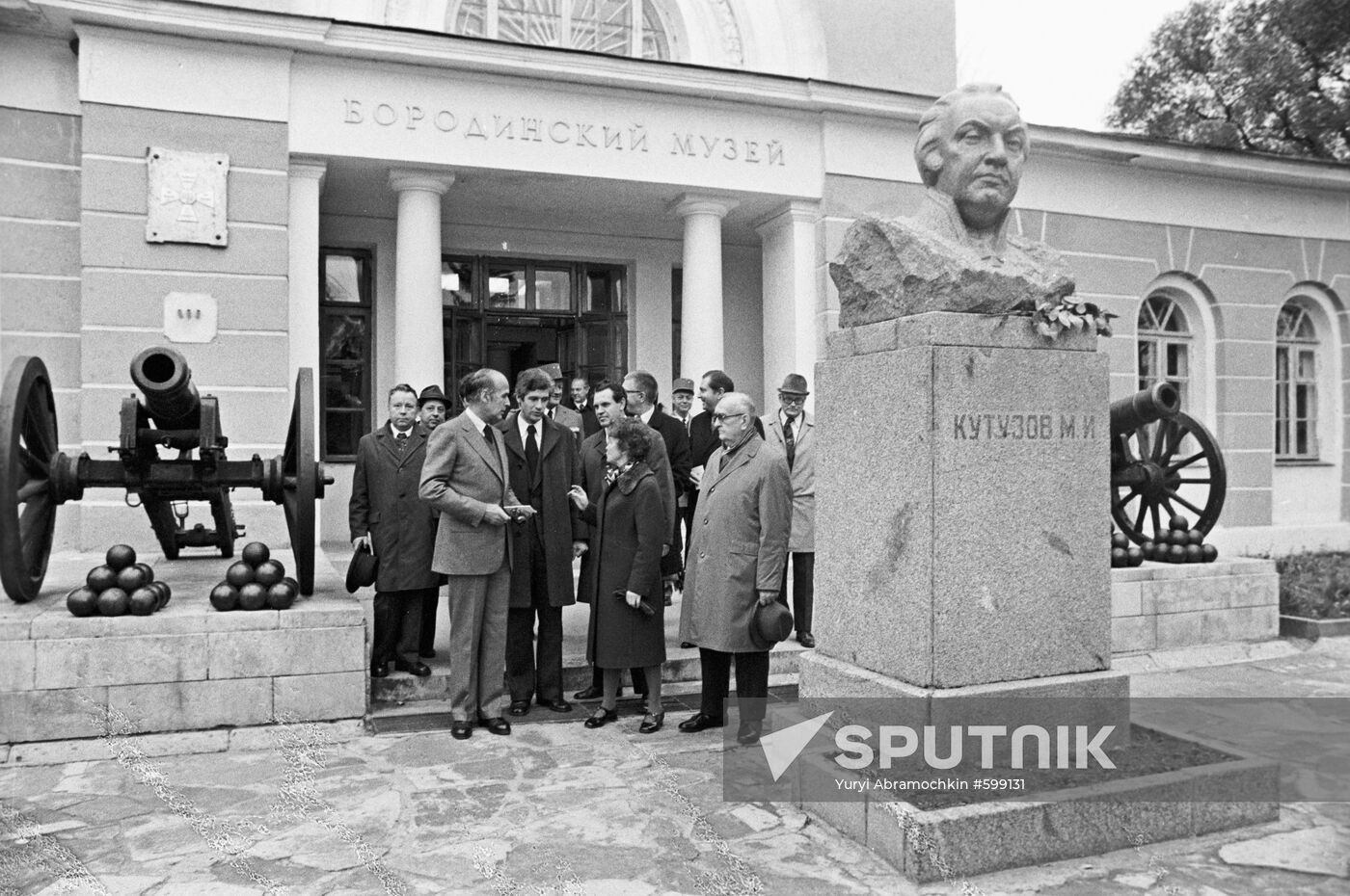Valéry Giscard d'Estaing visiting Borodino History Museum