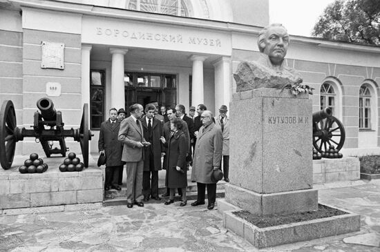 Valéry Giscard d'Estaing visiting Borodino History Museum