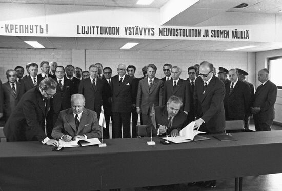 Nikolai Komarov and A. Rytkönen signing agreement