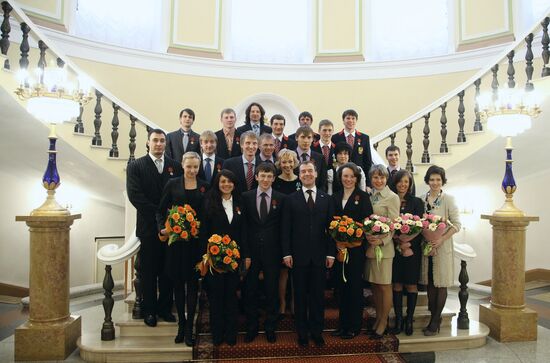 Dmitry Medvedev presents awards to Russian Olympic team
