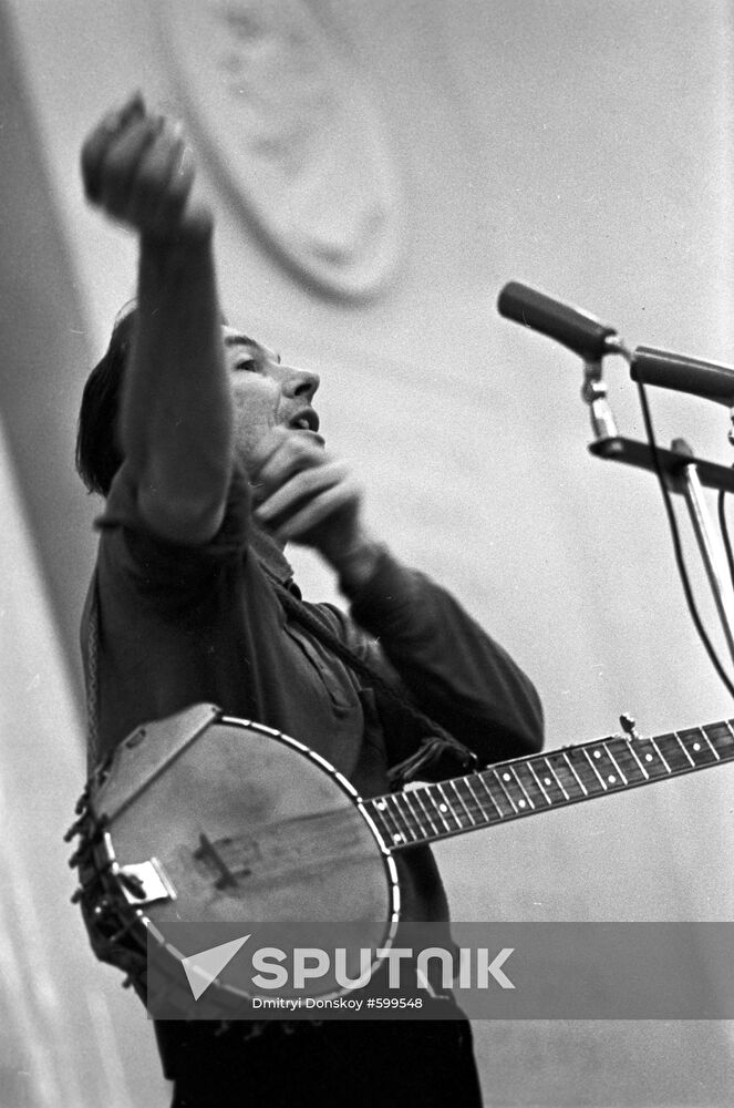 Pete Seeger performing live in Moscow