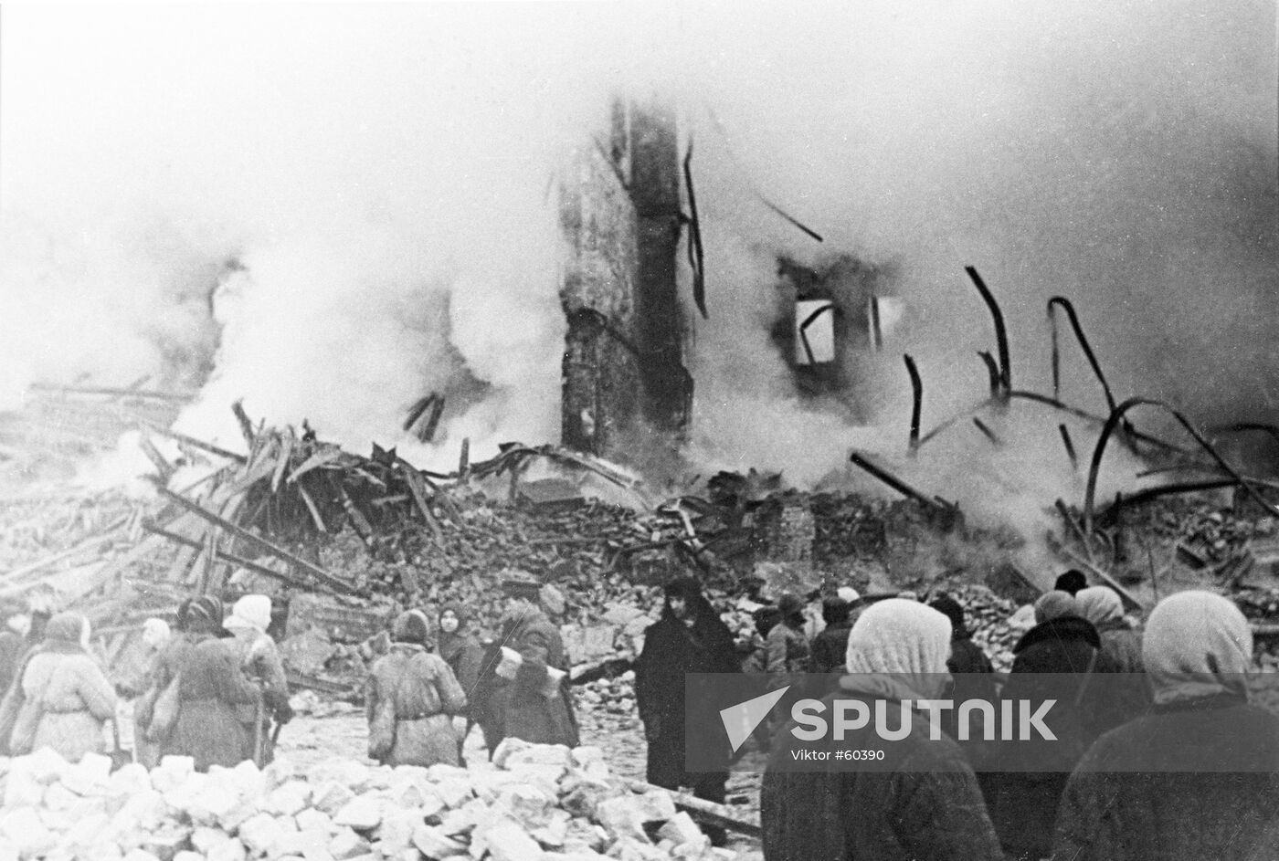 RESIDENTS HOUSE DESTRUCTION SIEGE WWII