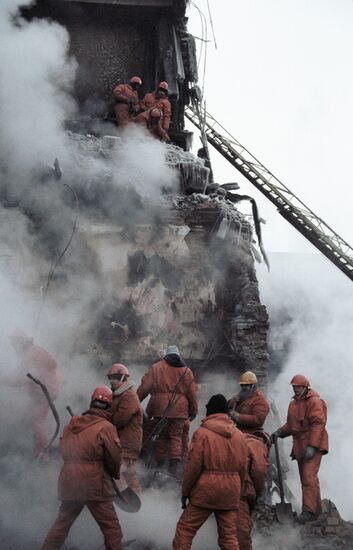 RESCUERS CRASH AIRCRAFT RESIDENTIAL HOUSE