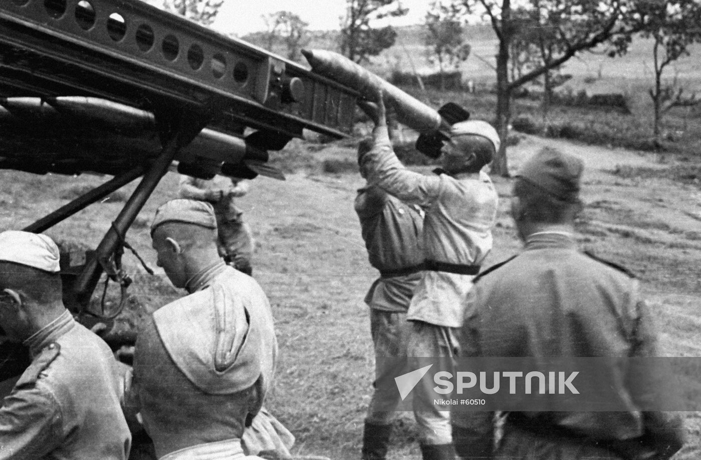 SOLDIERS KATYUSHA PREPARATION SECOND WORLD WAR