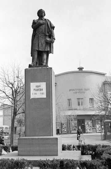 MONUMENT ADAM MICKIEWICZ 