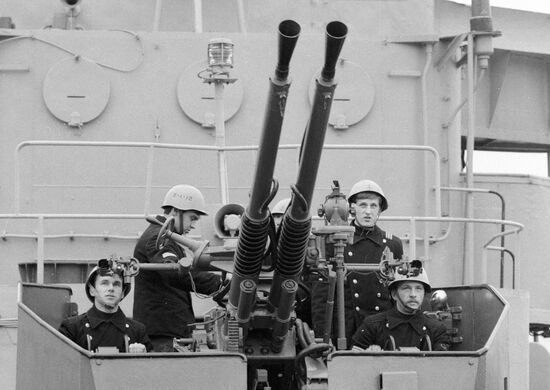 ARTILLERY MOUNT