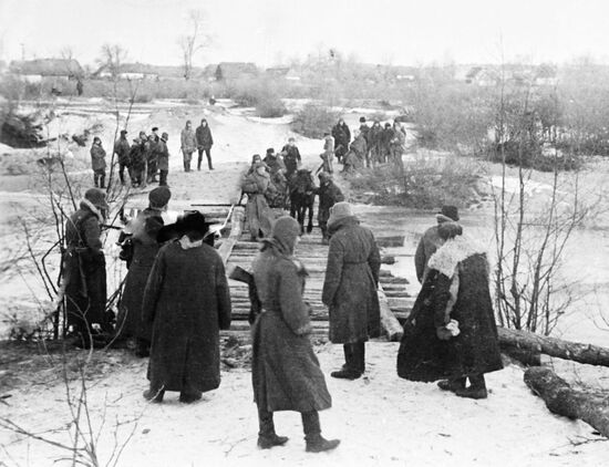 WWII PARTISANS RIVER CROSSING 