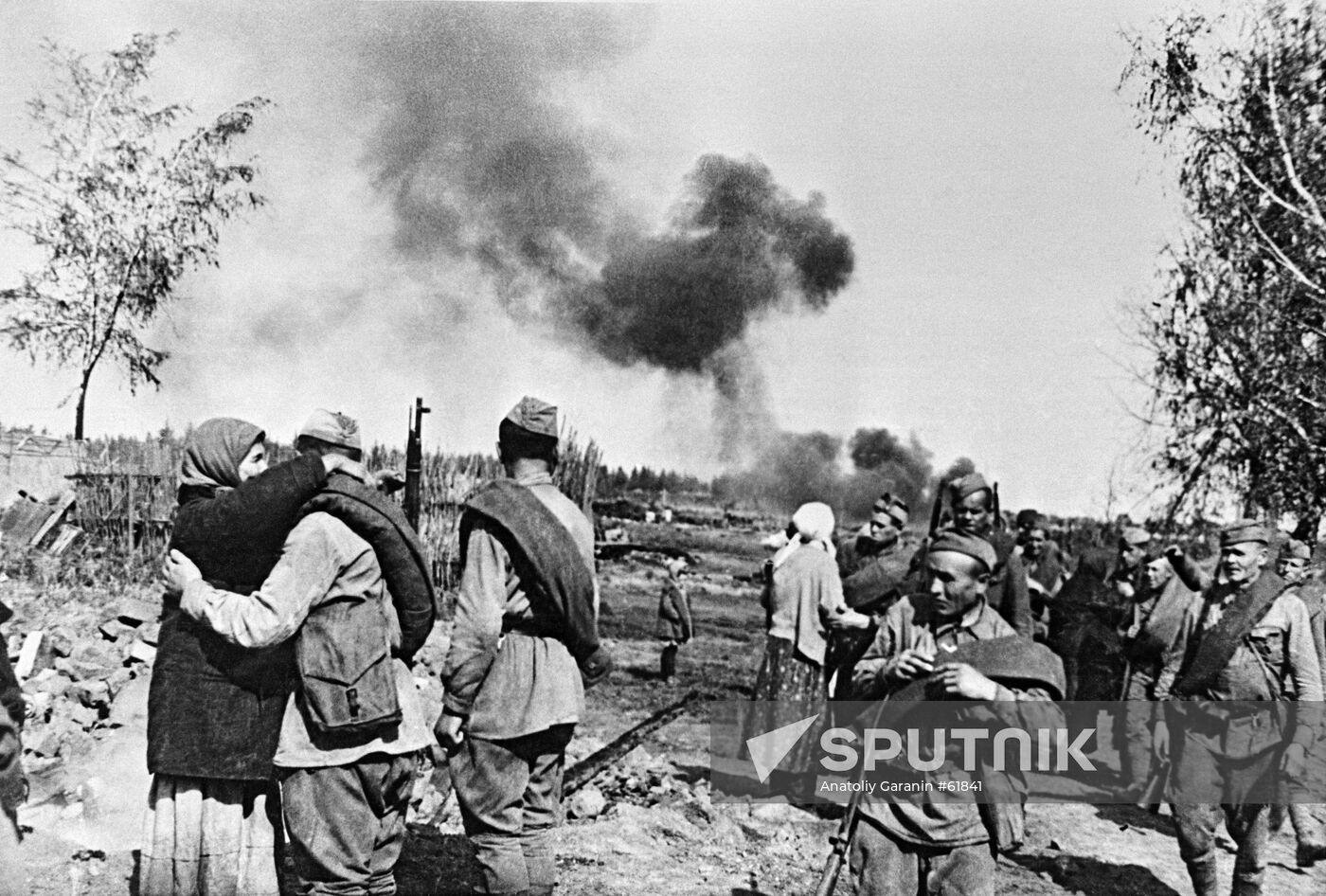 VILLAGERS VILLAGE LIBERATION SOLDIERS WWII