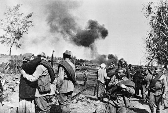 VILLAGERS VILLAGE LIBERATION SOLDIERS WWII