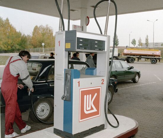 GAS STATION CAR REFUELLING