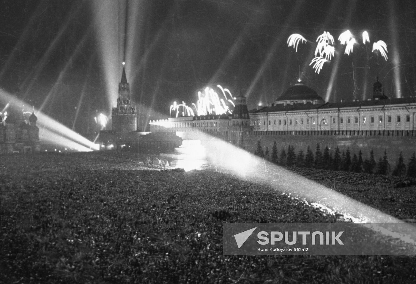 SQUARE CELEBRATION PEOPLE