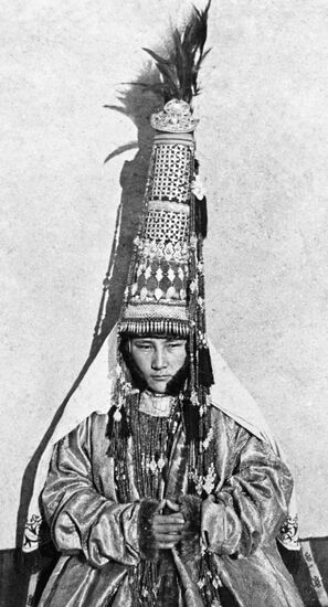 KAZAKHSTAN GIRL WEDDING OUTFIT