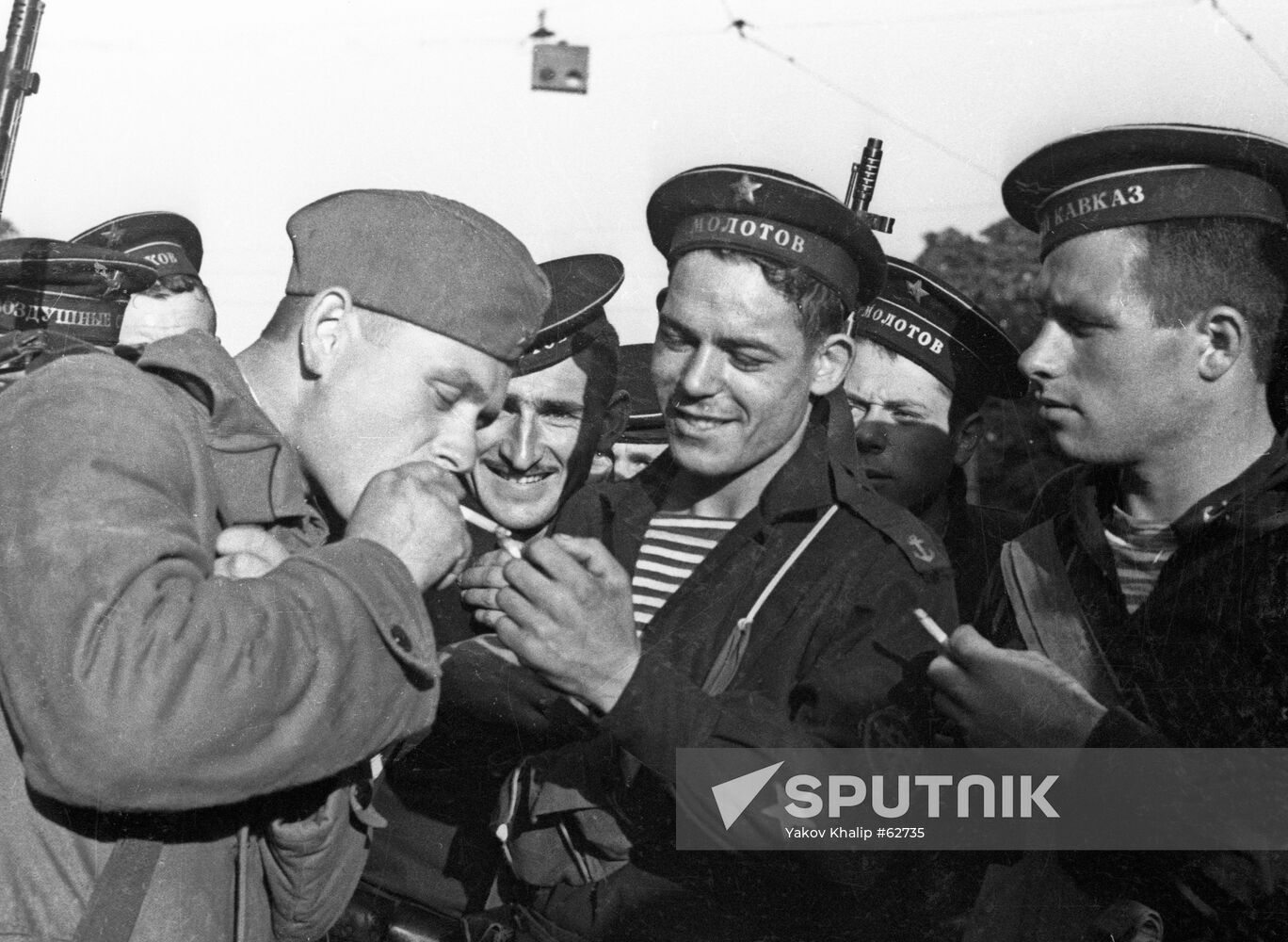 SECOND WORLD WAR INFANTRY CIGARETTE SAILORS