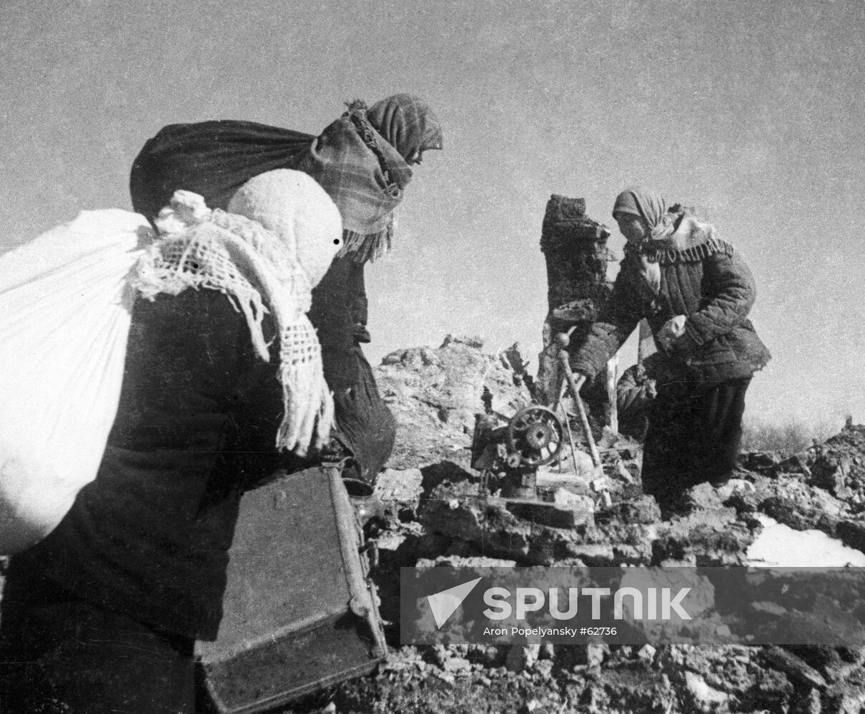 SECOND WORLD WAR UKRAINE RESIDENTS RETURN HOUSE RUINS