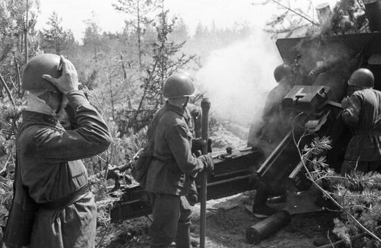 WWII ARTILLERYMEN GUN BATTLE FOREST