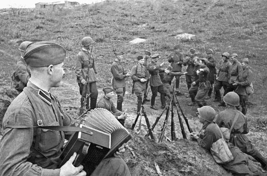 SOVIET TROOPS REST WWII