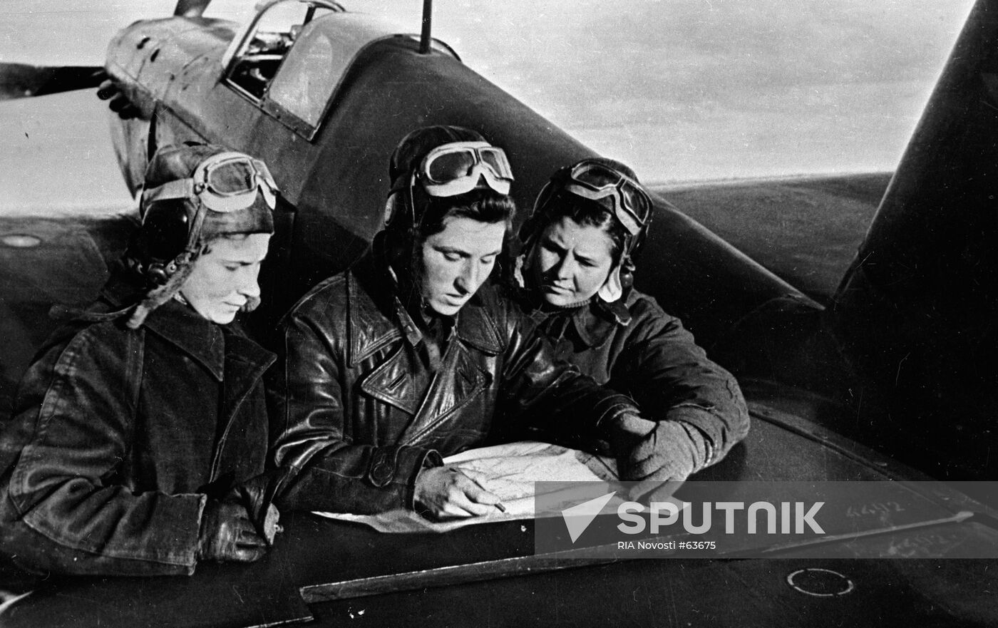 LITVYAK BUDANOVA KUZNETSOVA PILOTS YAK-1 AIRCRAFT