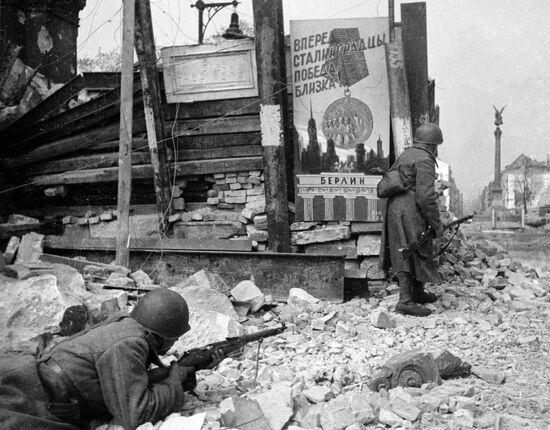 BATTLE BERLIN STREET WWII