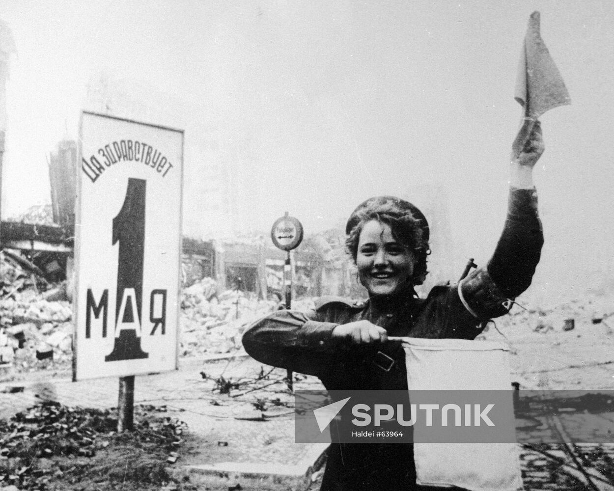 TRAFFIC CONSTABLE WOMAN BERLIN WWII