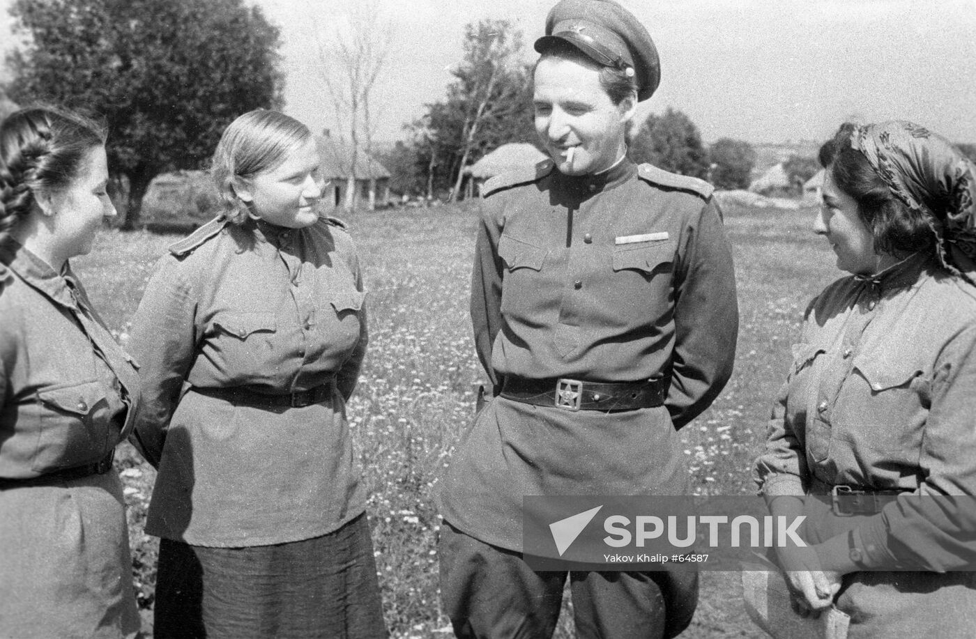SIMONOV CONVERSATION NURSES WWII