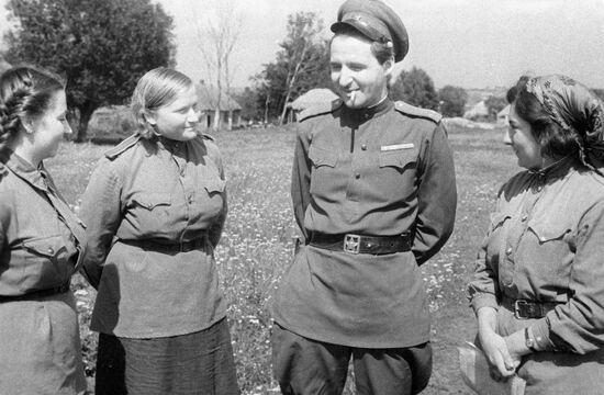 SIMONOV CONVERSATION NURSES WWII