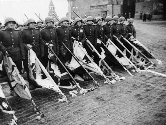 SOLDIERS BANNERS PARADE VICTORY
