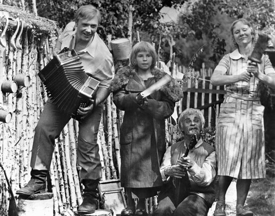 KURAVLEV NIKISHCHIKHINA "A DOG WAS WALKING ON THE PIANO" FILM