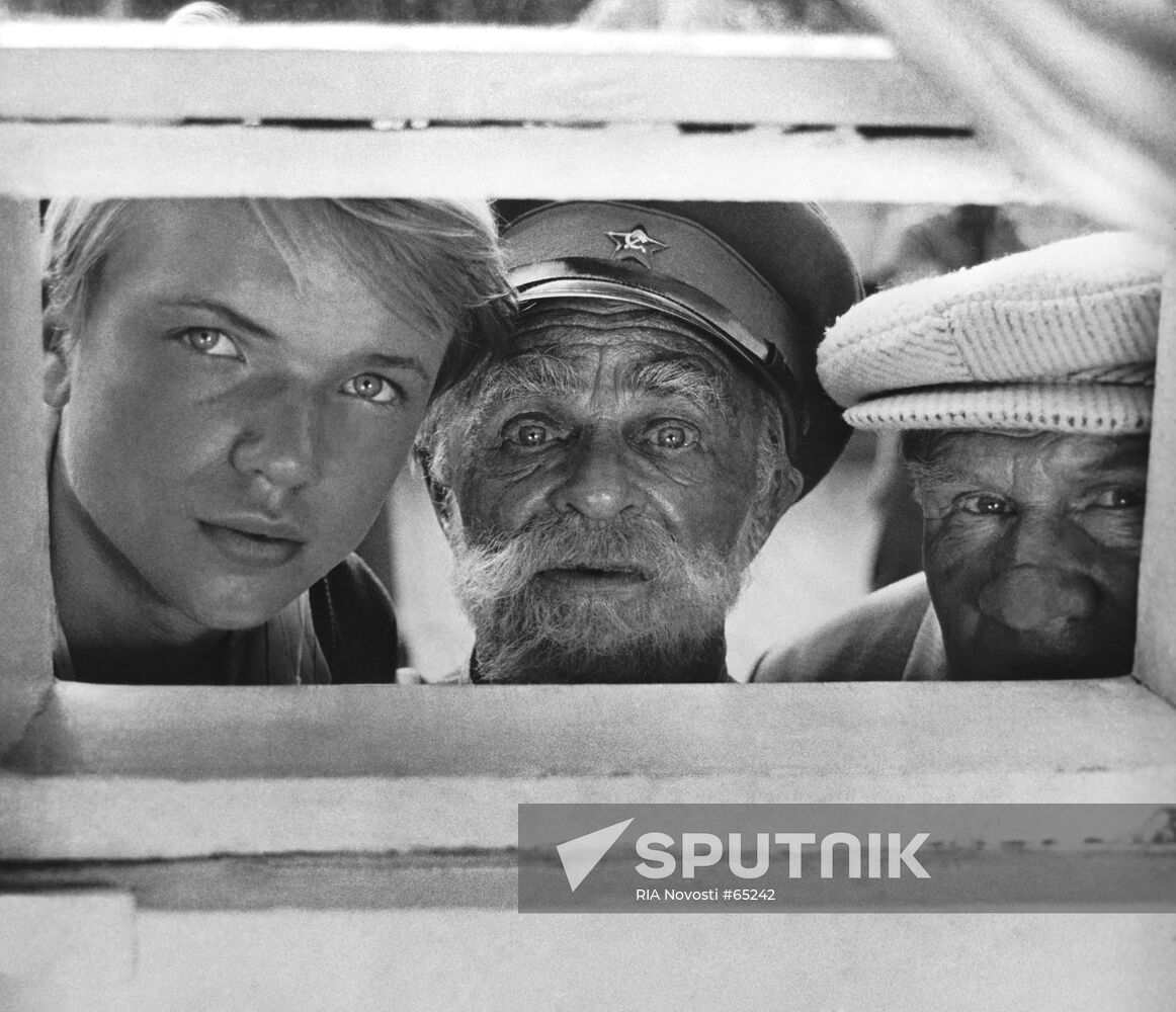 SMOLYAKOV SABUROV RYZHOV FILM TSELUYUTSYA ZORI