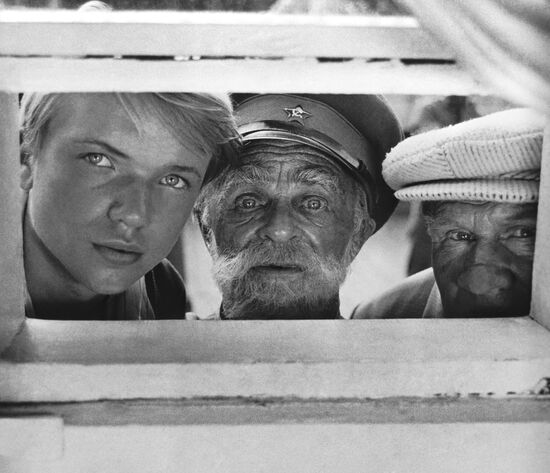 SMOLYAKOV SABUROV RYZHOV FILM TSELUYUTSYA ZORI 