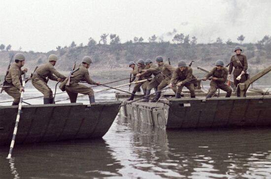 SOLDIERS PONTONEERS