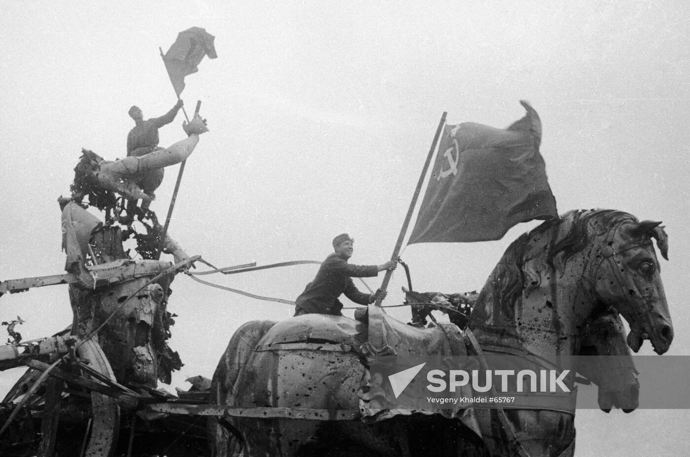 SOLDIERS BANNERS GREAT PATRIOTIC WAR
