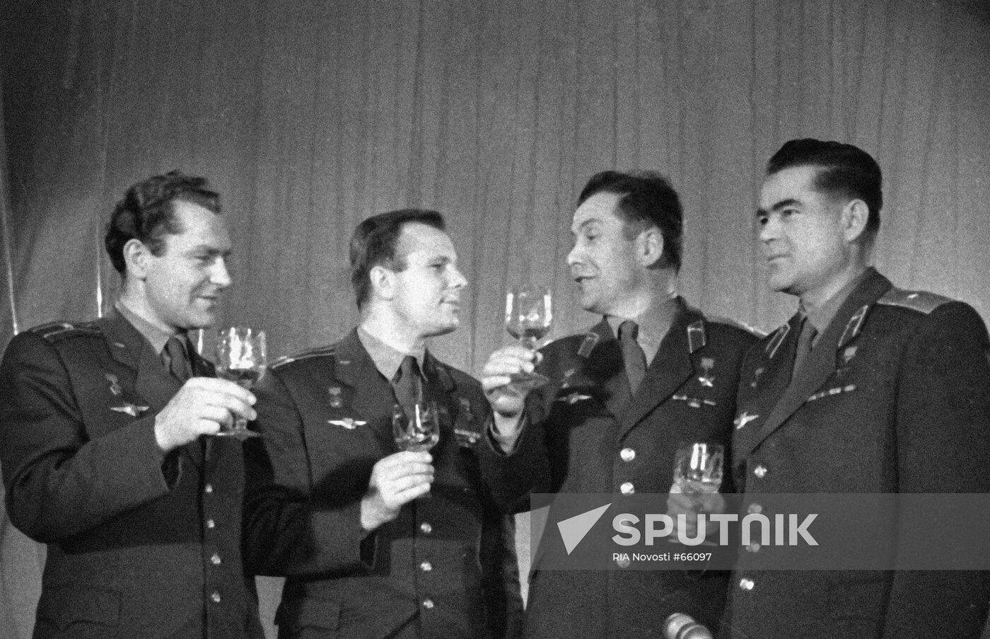 Cosmonauts propose a toast to New Year