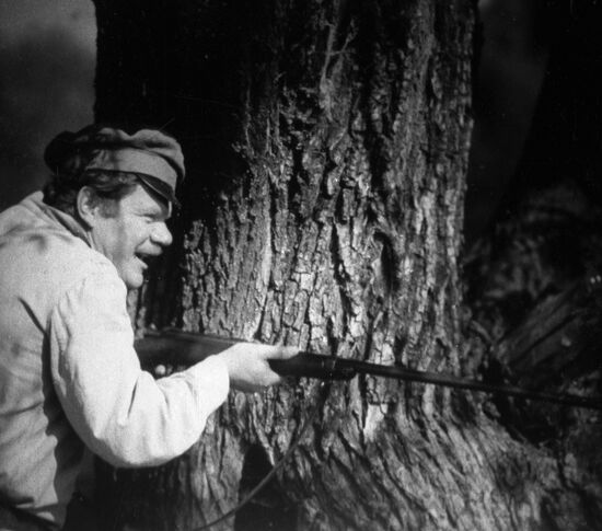 PUGOVKIN FILMING "WEDDING IN MALINOVKA" 